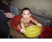 niño bañándose