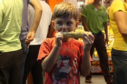 niño comiendo